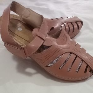 NWOT Womens Shoes